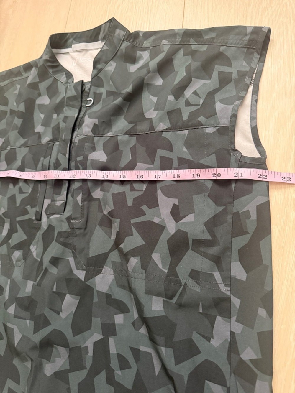 Figs Black & Charcoal Geo-Print Short Sleeve Scrub Top - Picture 5 of 7